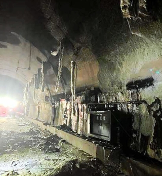 山陽道の火災で激しく燃えたトンネル内部。照明部分などが焼け落ちている（５日午後９時ごろ、西日本高速道路提供）
