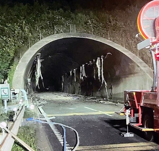 車両火災が発生した山陽自動車道の「尼子山トンネル」＝５日夜（西日本高速道路提供）