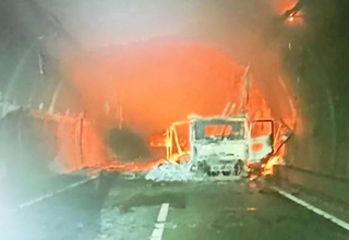 山陽自動車道の「尼子山トンネル」内で炎上するトラック＝５日午前（兵庫県警高速隊提供）