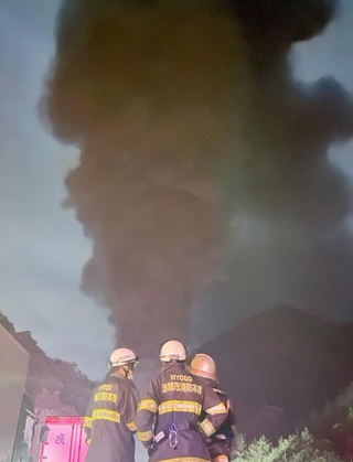 黒煙が上がる山陽自動車道尼子山トンネル付近（提供）