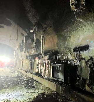 山陽道の火災で激しく燃えたトンネル内部。照明部分などが焼け落ちている（５日午後９時ごろ、ネクスコ西日本提供）