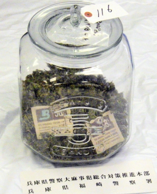瓶の容器に入った乾燥大麻（兵庫県警提供）
