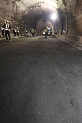 報道陣に公開された山陽自動車道尼子山トンネル内の火災現場。路面には大量のすすが残っていた＝２０日午後、赤穂・相生市境（撮影・辰巳直之）