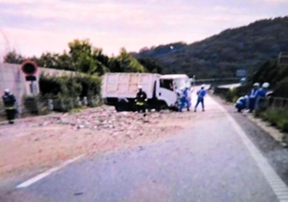 トラックが横転し、路面に散乱した積み荷のコンクリート片（兵庫県警高速隊提供）