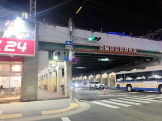 自転車の男性が車にはねられ死亡した現場＝尼崎市神田中通２