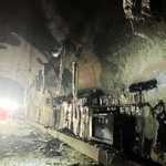 山陽道の火災で激しく燃えたトンネル内部。照明部分などが焼け落ちている（５日午後９時ごろ、西日本高速道路提供）