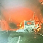 山陽自動車道の「尼子山トンネル」内で炎上するトラック＝５日午前（兵庫県警高速隊提供）