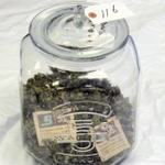 瓶の容器に入った乾燥大麻（兵庫県警提供）