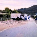 トラックが横転し、路面に散乱した積み荷のコンクリート片（兵庫県警高速隊提供）