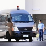 ひき逃げ容疑などで再逮捕された男を乗せて尼崎南署を出る捜査車両＝２５日午前、尼崎市昭和通２