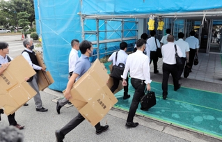段ボールを手に播但道路連絡事務所に入る兵庫県警の捜査員たち＝１日午前、同県福崎町西田原