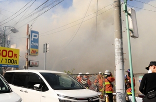 激しく燃え、白煙が周辺を覆った火災の現場＝１８日午前１０時１６分、神戸市兵庫区福原町