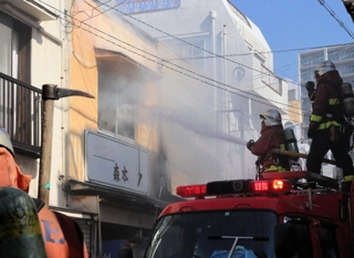 激しく白煙が立つ火災の現場＝１８日午前１０時２４分、神戸市兵庫区福原町