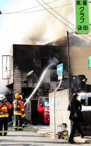 激しく燃える火災現場＝１８日午前１０時１８分、神戸市兵庫区福原町