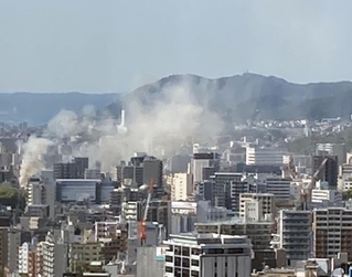 神戸市兵庫区福原町の火災＝１８日午前１０時１４分、神戸市中央区より（読者提供）