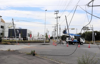 信号が傾くなどした交差点＝淡路市志筑新島