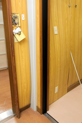 正面玄関を突き破った車が衝突した待合室の壁。裏側も大きくゆがんでいた＝24日午後６時４２分、丹波篠山市黒岡