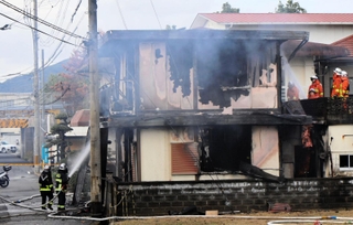 焼け跡から１人の遺体が見つかった民家＝２８日午前、洲本市納