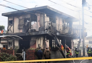 焼け跡から１人の遺体が見つかった民家＝２８日午前、洲本市納