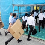 段ボールを手に播但道路連絡事務所に入る兵庫県警の捜査員たち＝１日午前、同県福崎町西田原