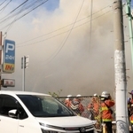 激しく燃え、白煙が周辺を覆った火災の現場＝１８日午前１０時１６分、神戸市兵庫区福原町
