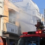 激しく白煙が立つ火災の現場＝１８日午前１０時２４分、神戸市兵庫区福原町