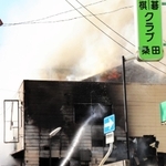 激しく燃える火災現場＝１８日午前１０時１８分、神戸市兵庫区福原町