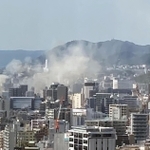 神戸市兵庫区福原町の火災＝１８日午前１０時１４分、神戸市中央区より（読者提供）