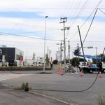 信号が傾くなどした交差点＝淡路市志筑新島