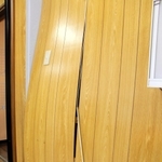 正面玄関を突き破った車が衝突した待合室の壁は裏側も大きくゆがんでいた＝24日午後６時２７分、丹波篠山市黒岡