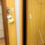 正面玄関を突き破った車が衝突した待合室の壁。裏側も大きくゆがんでいた＝24日午後６時４２分、丹波篠山市黒岡