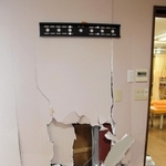 正面玄関を突き破った車が衝突した整骨院の待合室の壁＝24日午後６時１６分、丹波篠山市黒岡