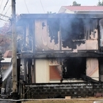 焼け跡から１人の遺体が見つかった民家＝２８日午前、洲本市納