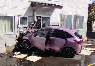 給食室に衝突し、大破した乗用車＝姫路市御国野町御着、姫路市立御国野小学校（姫路市教育委員会提供）