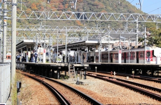 電車と接触したとみられる80代男性が死亡した神戸電鉄有馬口駅＝３日午後１時１分、神戸市北区有野町唐櫃