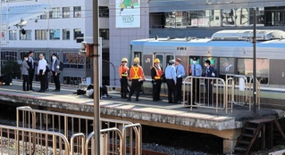 人身事故の影響で止まった電車＝８日午前１０時７分、ＪＲ元町駅