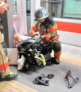 特急電車と接触し、燃えたとみられる電動車いす＝７日夜、西宮市小松南町１