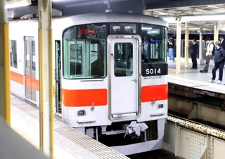 車いすと接触して停車している大阪梅田発山陽姫路駅行きの特急電車＝７日夜、西宮市の阪神武庫川駅