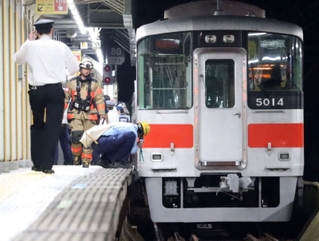車いすと接触した特急電車を調べる阪神電鉄の職員ら＝７日夜、西宮市の阪神電鉄武庫川駅