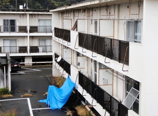 洲本署の副署長が倒れていたとみられる集合住宅の敷地＝１０日午前９時半、洲本市炬口