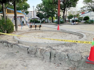 石積みの落下事故があった芦原公園の砂場（尼崎市提供）