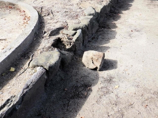 落下した芦原公園の石積み。男児が指にけがを負った（尼崎市提供）