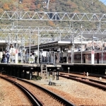 電車と接触したとみられる80代男性が死亡した神戸電鉄有馬口駅＝３日午後１時１分、神戸市北区有野町唐櫃