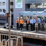 人身事故の影響で止まった電車＝８日午前１０時７分、ＪＲ元町駅