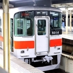 車いすと接触して停車している大阪梅田発山陽姫路駅行きの特急電車＝７日夜、西宮市の阪神武庫川駅