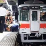 車いすと接触した特急電車を調べる阪神電鉄の職員ら＝７日夜、西宮市の阪神電鉄武庫川駅