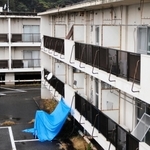 洲本署の副署長が倒れていたとみられる集合住宅の敷地＝１０日午前９時半、洲本市炬口