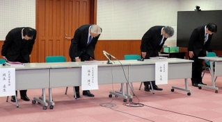 元職員の逮捕を受け、会見で謝罪するＪＡ兵庫西の幹部ら＝１日午後、姫路市三左衛門堀西の町