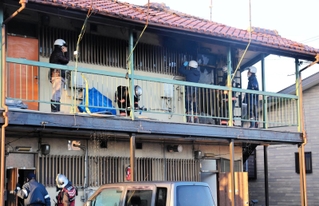 焼け跡から１人の遺体が見つかった集合住宅＝４日午前７時１９分、加古川市尾上町養田