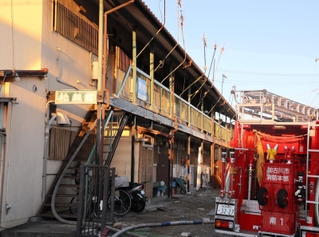 焼け跡から１人の遺体が見つかった集合住宅＝４日午前７時２２分、加古川市尾上町養田
